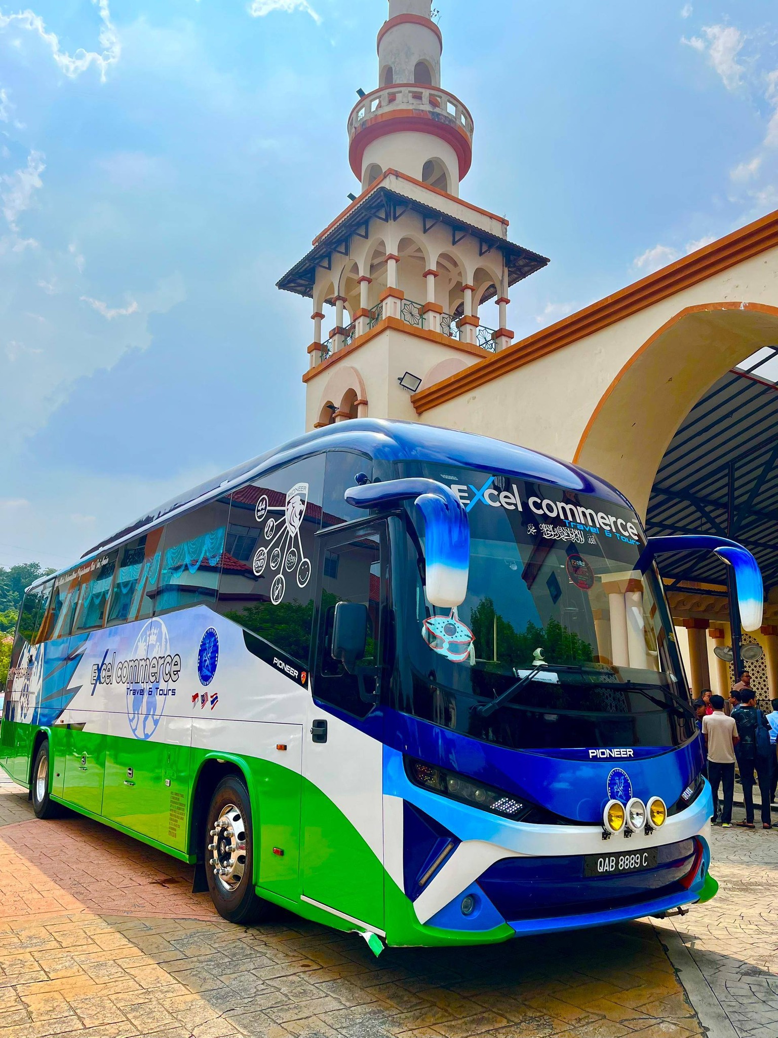 Bus Charter vs Van Rental – Which Is Cheaper for Group Travel?