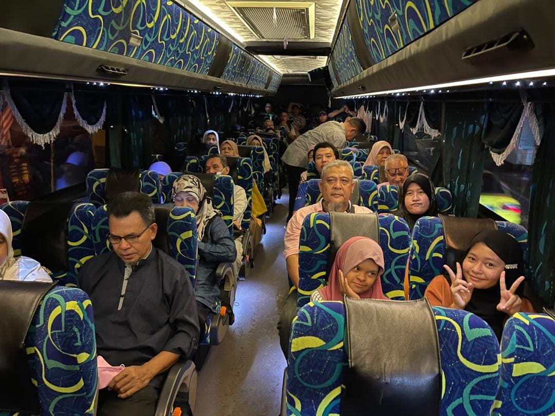 Bus interior Malaysia - comfortable reclining seats with entertainment